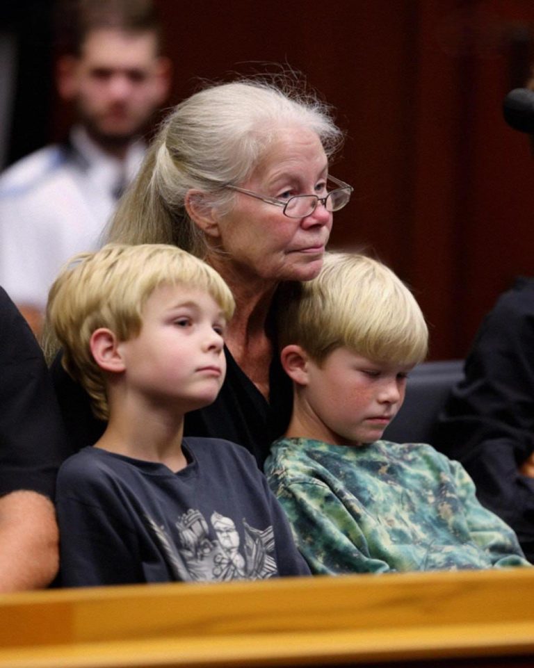 A Grandmother Raised Her Twin Grandsons Alone for Ten Years – What One of the Boys Said in Court Left Everyone in the Room Speechless